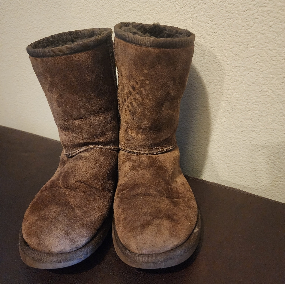 UGG Australia Women's Mid-Calf Sheepskin Boots Chocolate Brown. Size: W5. Good C